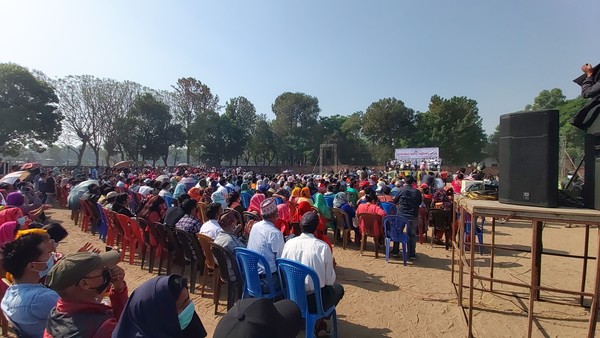 준비된 앞쪽의 자리는 이미 꽉 차있는 모습입니다