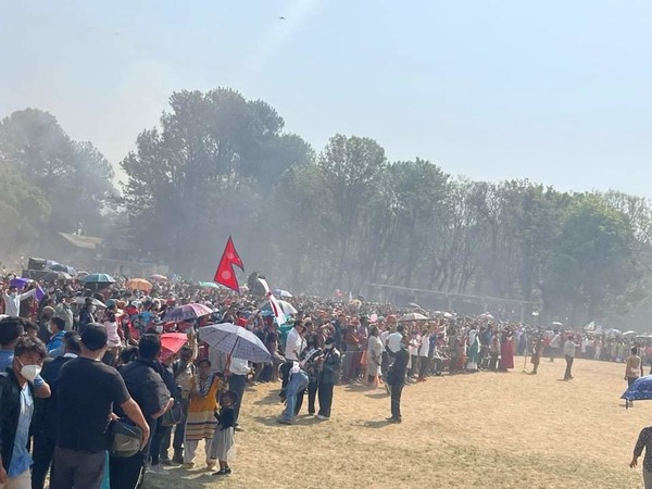 다함께 일어나서 "주님 다시 사셨네~" 찬양하고 있는 모습인데 먼지가 많이 나고 있습니다