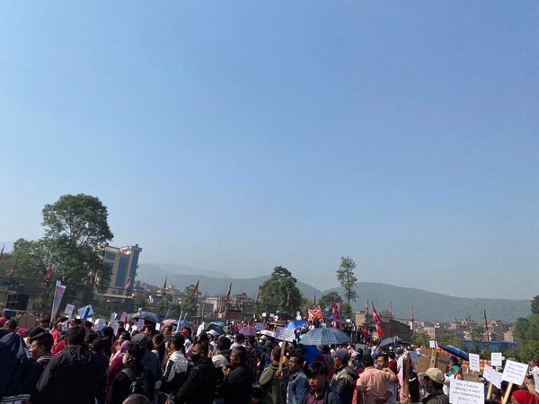 ​네팔의 4월은 햇볕이 따갑습니다 우산을 든 모습들이 보입니다(벅터풀시 연합예배)