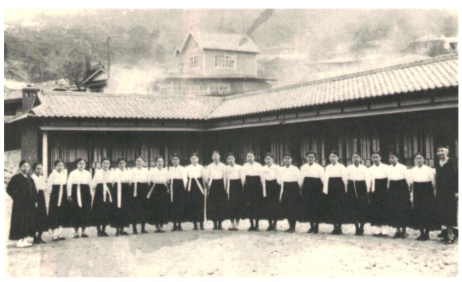 캐나다장로회 여선교회에서 설립한 마르다윌슨여자신하교 (원산) 오른쪽 루이스 매컬리(Louise H. McCully, 1864-1945)