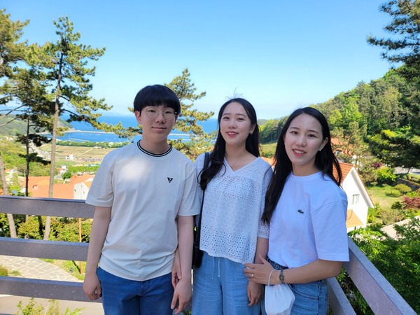 자녀들과 함께 남해 파독마을