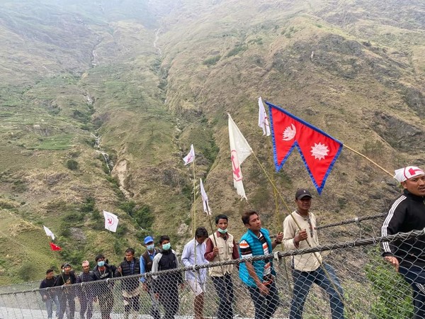 선거유세중! 지지자들은 지지정당의 깃발을 들고 마을을 방문하며 캠페인을 합니다.