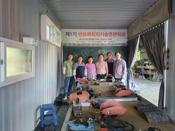강사 이윤곤 목사(십자가 교회)와 용접 훈련에 참여한 목회자