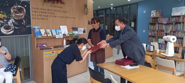 장윤제 목사는 “이제 교회는 우리들만의 공간으로 남았으면 안 된다. 교회 밖 사람들이 자연스럽게 드나들 수 있도록 마음의 창문을 활짝 열어야 한다. 닫힌 교회는 결국은 미래가 없다”고 말했다.