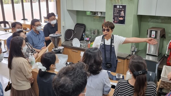 이날 바리스터 교육에는 존커피 로이터스 및 시인이 뽑는커피 대표로 활동하고 있는 최요한 바리스터가 강사로 나서 커피 교육에 참가한 18명의 교인들에게 커피 이론과 실습을 통해 커피의 깊은 맛을 전했다.