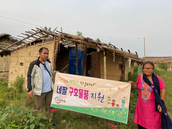            강풍으로 지붕과 벽체가 날아간 어머니 홀로 사는 2집에 지붕 함석을 후원(6월6일)