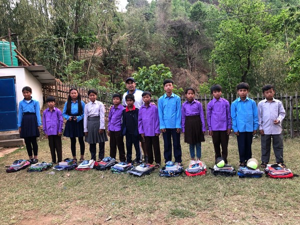          2022년 4월28일 동부산악지역인 가이갓마을 불우아이들에게 교복과 학용품을 후원하였습니다.