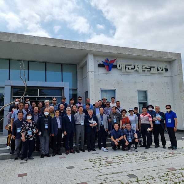 해군제주교회앞에서