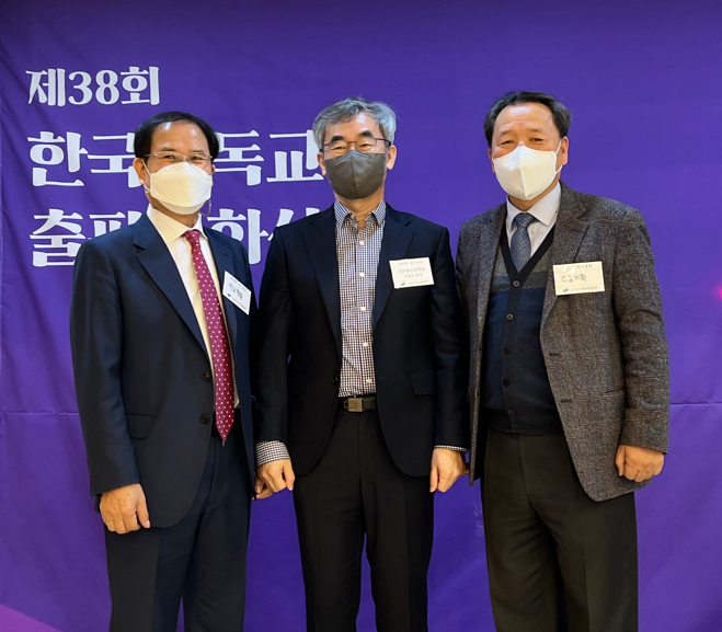 오른쪽이 황성연 장로