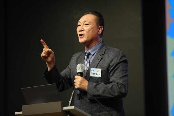 ▲전국작은도서관운동본부 대표 장윤제 목사(청림교회)는 지난 6월 20일 주다산교회((담임 권순웅 목사)에서 합동총회 다음세대부흥목회운동본부가 주최한 ‘다음세대 교사와 전도자를 세우는 샬롬 ‧ 부흥 넥스트 스텝 세미나’에 강사로 참여해 교회 북카페가 지역사회 관계전도의 창구가 될 수 있다고 강조했다.