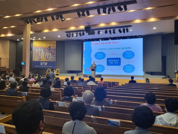 ▲장윤제 목사는 “다음세대 회복은 주일교육이 아닌 주중교육 실현을 통해서 이루어 갈수 있다”면서 “지역내 돌봄 거점인 작은도서관 설립을 통해 다음세대 주중교육과 지역사회 소통문제를 동시에 해결해 가야한다”고 제시했다.