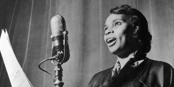 매리언 앤더슨(Marian Anderson, 1897~1993)은 미국의 성악가로 20세기 최고의 여성 알토로 꼽힌다. 흑인 최초로 메트로폴리탄 오페라 극장에 선 가수이다. 출처:위키백과