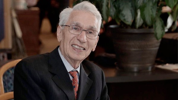 후안 까를로스 오르띠즈(Juan Carlos Ortiz 1934-2021)는 아르헨티나의 부에노스 아이레스에서 출생으로 그의 부모는 독실한 기독교인이었다. 그는 20세 때부터 아르헨티나 전역을 다니면서 복음을 전했다. 그는 온 세계에 영향을 주었던 아르헨티나의 영적 갱신 운동을 주도한 인물로 높이 평가 받고 있다.출처 https://ridibooks.com/