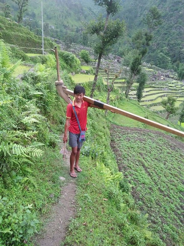                               연장을 메고 가는 도디마을의 청년! 알렌(23세)