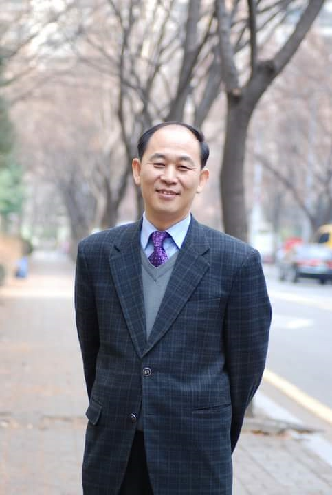 이대희 목사 / 장로회신학대학교 신학대학원( M.Div), 연세대학교 연합신학대학원 (Th. M). 에스라성경대학원대학교 성경학박사과정(D.Litt)을 졸업했다. 예장총회교육자원부 연구원과 서울장신대 교수와 겸임교수를 역임했다, 그동안 성경학교와 신학교, 목회자와 교회교육 세미나와 강의등을 해오고 있으며, 매주 월요일에 내가 죽고 예수로 사는 평생말씀학교인 "예즈덤성경대학"을 20년째 교수하고 있으며 극동방송에서 "알기쉬운 기독교이해" "크리스천 가이드" "크리스천 습관과 인간관계" "재미있는 성경공부" "전도가 안된다구요"등 성경과 신앙생활 프로그램 담당했으며 다양한 직장 소그룹 성경공부 사역을 하고 있다. 그동안 다양한 현장 사역 경험(소형.중형.대형교회,개척과 담임목회)과 연구를 토대로 300여권의 저서가 있으며 "이야기대화식 성경연구"와 "30분성경교재 시리즈"와 다양한 실천 프로그램을 제시한 저서(“유대인 밥상머리 자녀교육법” (2016년 세종도서 우수도서 ). “한국인을 위한 유대인공부법” (대만번역 출간), “유대인의 파르데스공부법“ 등 다수가 있으며, 최근 "되새김120일 성경통독(전3권)이 큰 호응을 얻고 있다.