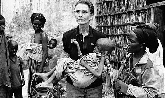 오드리 헵번(Audrey Hepburn)은 영화계 은퇴 이후 유니세프 대사로서 인권운동과 자선사업 활동에 참가하고 제3 세계 오지 마을에 가서 아이들을 도와주었으며, 그런 활동에서 미소짓는 노년의 헵번이 보여준 모습은 젊을적 미녀의 이미지 못지않게 유명해졌고, 세계적인 찬사를 받았다. 출처 : 유니세프 https://www.unicef.or.kr/