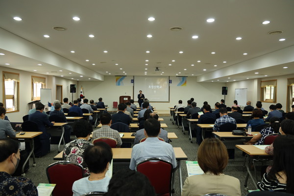 호성신학교 동문들이 고창웰시키티파크 세미나실에 오며 홈커밍대회를 갖고 있다. 호성신학교 제공