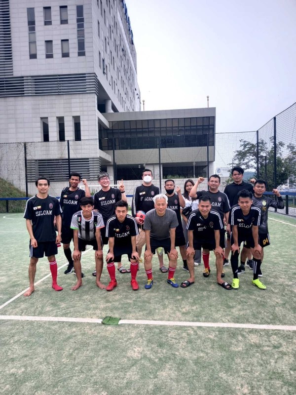 미얀마 형제들과 풋살을 하는 이명재목사