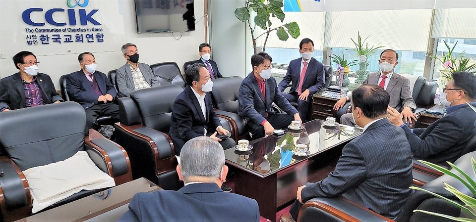 권성동 국민의힘 원내대표의 한교연 사무실 방문 후 간담회 장면