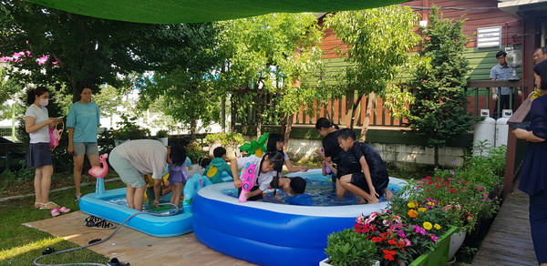 교회 잔디밭에 꾸며 놓은 야외 풀장