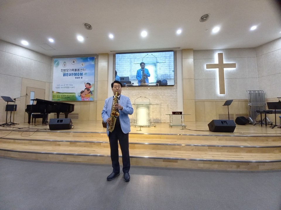 축하 연주를 맡은 최문상 목사(안산교회 담임)