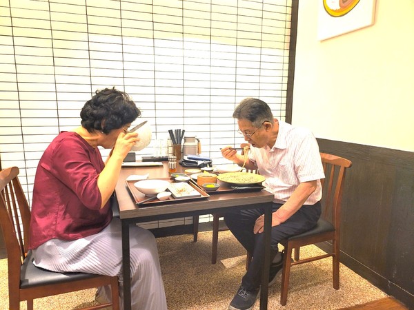 내 마음에 기억하고 싶어 살짝 옆모습만 핸드폰에 담았다. 집에와서 후회했다. 말씀드리구 명확한 사진을 남길걸.... ㅎㅎ 