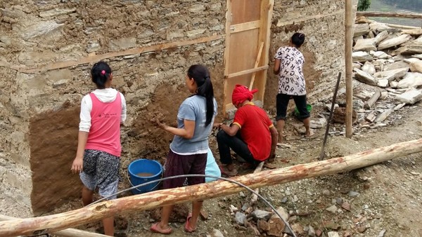 산악마을은 돌을 쌓아 벽체를 만들고 흙으로 마감을 합니다(기둥은 따로 없습니다)