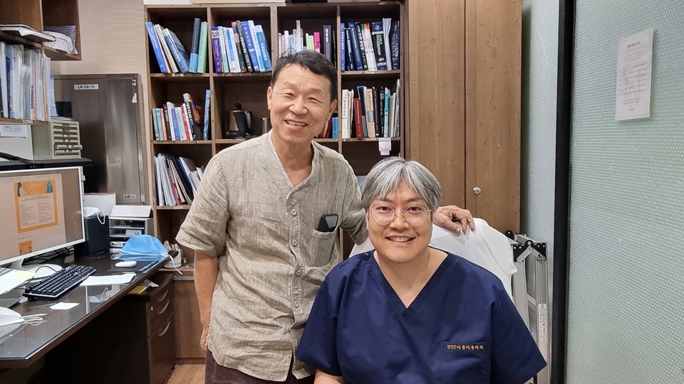 왼쪽 김광용 작가(빛갤러리 대표), 오른쪽 서남식 원장(하남 아름다운치과병원장)