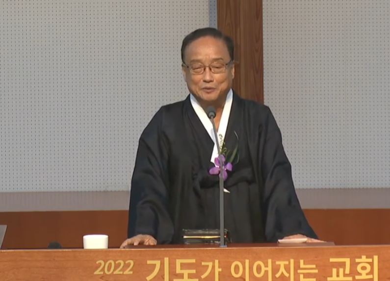 신세철 목사(충은교회)가 농인교회와 함께 만세삼창