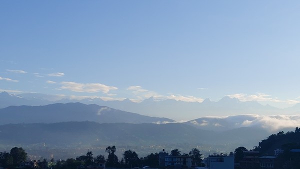 앞쪽 능선 오른쪽! 구름이 머무는 곳이 나가르곳입니다.