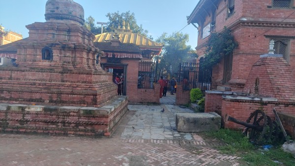 버스파크옆 힌두사원! 아침예배중입니다.