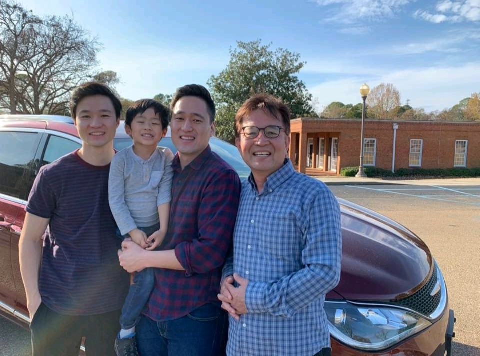 필자와 두 아들, 두 아들 모두 미국 신학교 졸업