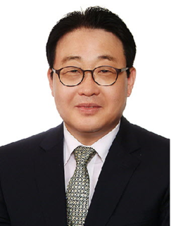 김영수 목사│명지대학교 화학공학과 졸업, 침례신학대학교 신학대학원 졸업(M.Div), 호서대학교 일반대학원 목회상담학 수료, 호서대학교 연합신학대학원 목회신학 졸업 (Th.D), 나사렛대학교 음악목회학과 외래교수, 프레이즈 예술신학교 음악치료과 주임교수, 평택대학교 평생교육원 음악치료 외래교수, 아세아연합신학대학교 일반대학원, 상담대학원 외래교수로 그의 저서로는 [심방성구찬송집 (침신대 출판부)], [세메이온 기적강해 3권(갈릴리출판사)], [하늘나라 찬양강해 2권 (갈릴리 출판사)], [아가쏘스 늘찬양강해 전집 10권(기쁜날 출판사)], [성경말씀에 따른 관련 찬송 (기쁜날 출판사)], [찬양과 예배의 실제(기쁜날 출판사)], [야곱의 12아들과 그 지파(기쁜날 출판사)], [21세기 찬송가 해설강해 6권(기쁜날 출판사)], [52주 찬양예배핸드북(기쁜날 출판사)], [52주 찬송가큐티 (도서출판 누가)], [21세기 새찬송가 해설집(기쁜날 출판사)], [여성인물강해(기쁜날 출판사)], [목회종합자료백과 21세기 찬송가큐티3권(기쁜날출판사)], [월간교회성장 설교뱅크에 찬송설교 2년 6개월 정기 연재], [찬송가 강해 630편 완성]가 있다.