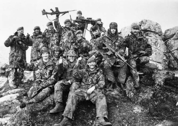 포클랜드 전쟁(Falkland Islands War)에서 승리를 거둔 영국군인들. 포클랜드 전쟁은 남아메리카대륙의 동남단, 아르헨티나의 대륙부에서 약 500km 떨어진 남대서양의 소도인 포클랜드의 영유권을 둘러싼 영국·아르헨티나 간의 분쟁이다. 출처:두산백과
