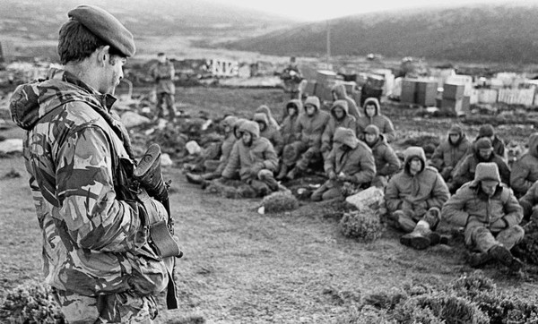 항복한 아르헨티나군의 모습 출처:worldtimetodays.com/