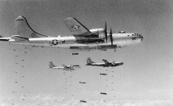 8월16일 오키나와에서 발진한 미8군의 B-29기들이 낙동강 서쪽에 융단폭격을 위해 날고 있다. 출처:네이버 지식인