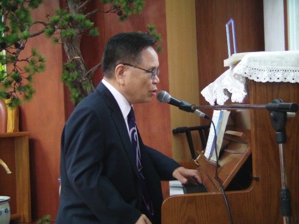 황재환 목사가 한손으로 피아노를 연주하며 찬양하고 있다. 출처:네이버 지식인