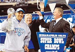 41회 수퍼보울에서 우승한 인디애나폴리스 토니 던지 감독이 빈스 롬바르디 트로피를 들고 좋아하고 있다. 출처:google.com/