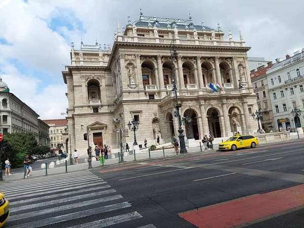 문화와 예술의 도시인 부다페스트(Budapest)의 상징물인 오페라(Opera)대극장입니다. 영화관은 눈에 띄지 않는데 머물고 있는 숙소 주위에만 자그만치10여개의 공연장이 눈에 띄었습니다.