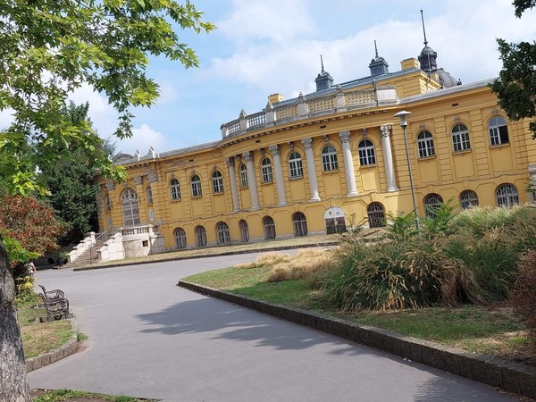 부다페스트 시의 유명한 체체니 (Széchenyi) 온천장입니다. 오스만터키가 항가리를 상대로 치열한 정복전을 치른 후 항가리의 수도 부다페스트에 지은 유황온천장입니다. 온천장의 규모가 어마어마합니다. 회교국가인 오스만터키는 정복하는 나라마다 회교로 강제개종을 시켰지만 항가리에서는 강한 저항 때문에 끝내 개종시키지 못했다고 합니다.