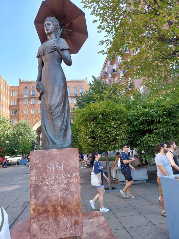 시시(Sisi)라는 애칭으로 불렸던 오스트리아 제국의 황후 엘리사베트(Elisabeth Amalie Eugenie, Herzogin in Bayern, 1837-1898)의 동상입니다. 항가리에 대한 애착심이 강했던 그녀는 오랜 세월 오스트리아의 속국이었던 항가리에 자치권을 부여해 실제적으로 독립국가가 되게 했습니다. 그래서 항가리인들은 그녀를 국모로 추앙하고 있습니다. 하지만 그녀가 낳은 유일한 아들이 부다페스트 시 중심부를 가로지르는 다리에서 투신하는 비극적 상황을 겪기도 했습니다.