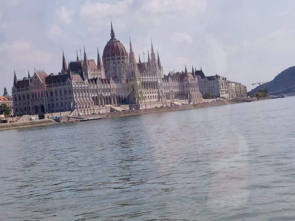 부다페스트 시를 관통하는 도나우 강(Donau)가에 세워진 웅장하고 화려한 항가리의 국회의사당입니다.