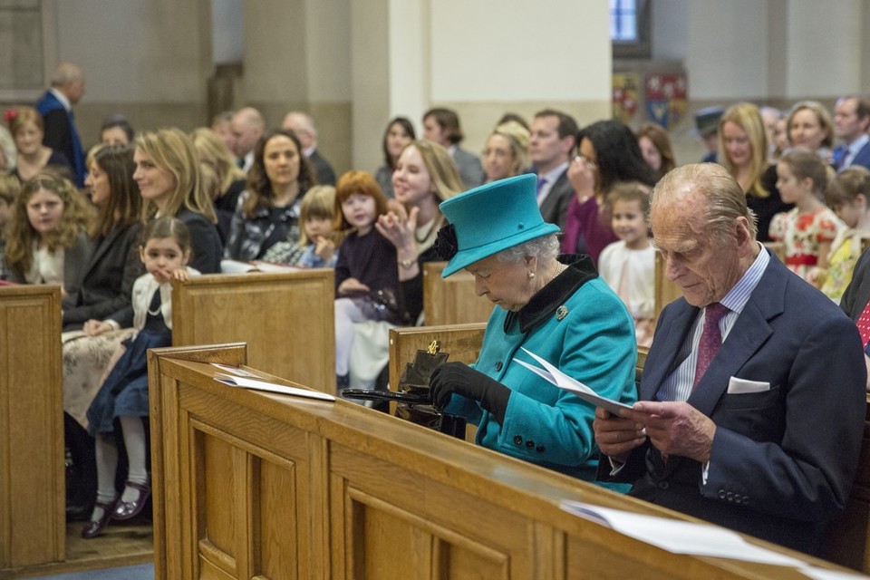 이미지 출처 :  https://www.zimbio.com/photos/Queen+Elizabeth+II/Prince+Philip/D4LbOp3gOHv/Queen+Duke+Edinburgh+Visit+St+Columba+Church