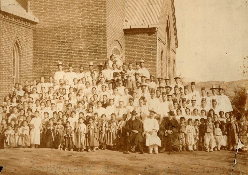 1905년 내리교회에서 열린 연회 당시,가운데 케이블선교사 – 북감리교회 기이부(E.M. Cable) 선교사- 김기범목사 - 남감리교회 도이명(C.S. Deming)선교사 순