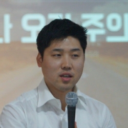 설호진 목사는 목원대 신학대학과 동대학 신학대학원을 졸업한 감리교 목회자다. 대학 시절 "온누리찬양단"에서 활동했으며, 이 후 선교훈련원과 복음학교 등에서 수련했다. 가족으로는 아내 김수희 사모와 설이레 설로이 설루하 세 딸을 두고 있다.