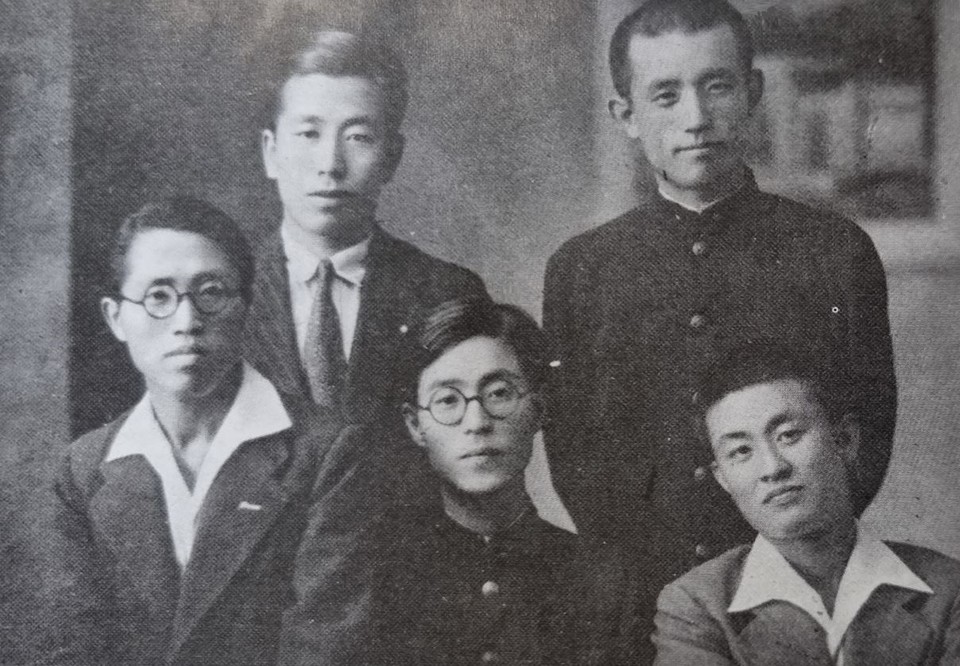 후쿠오카 감옥에서 함께 옥사한 고종사촌 송몽규(중앙)와 윤동주(뒷줄 오른쪽)