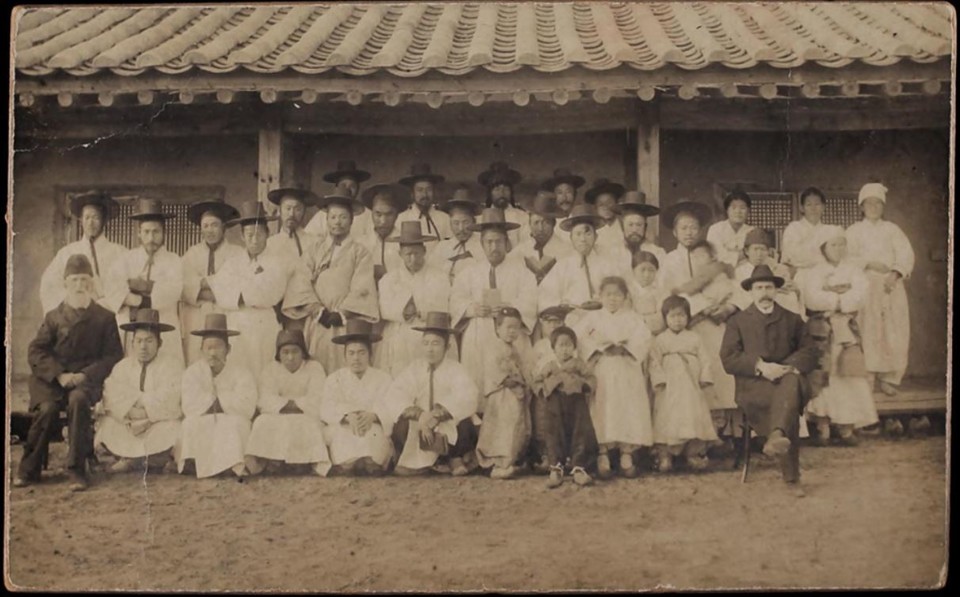 1902년 성경공부반 학생들과 함께, 맨 좌측 존 로스 선교사 맨 우측 로버트 그리어슨 선교사