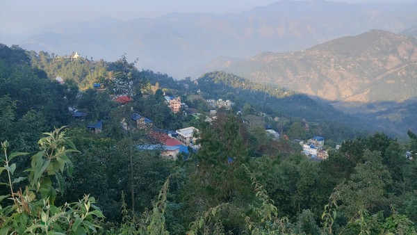 숙소에서 바라본 서쪽 비탈면 마을!