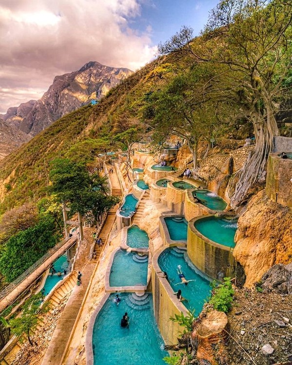 똘란똥고(Tonlantongo)는 멕시코의 대표적인 동굴 온천이다. 똘란똥고는 활동 중인 화산에 의해 자연적으로 가열되는 따뜻한 지하수가 스며들어 계곡을 이룬 모습이다. 출처 : 'levita.tours'