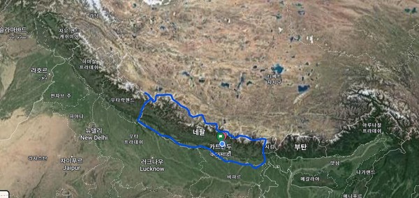 좌우로 흰색으로 이어져 보이는 부분이 히말라야산맥입니다.